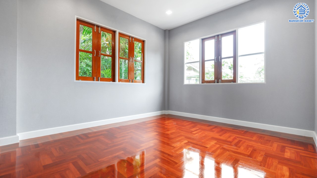 บ้านมือสองตกแต่งใหม่ ม.วรารมย์ เพชรเกษม81 แบรนด์ Q.House รองรับทุกความสุข เนื้อที่ 104 ตร.ว. ฟังก์ชัน 4 ห้องนอน 4 ห้องน้ำ (มีเรือนรับรองด้านข้าง พร้อมห้องน้ำในตัว) จอดรถได้ 2 คัน บนทำเลใกล้ The Mall บางแค และเชื่อมต่อ ถ.พุทธมณฑลสาย4 และ ถ.กาญจนาฯ